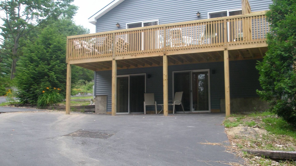 Corinth House | 7 BR house across lake