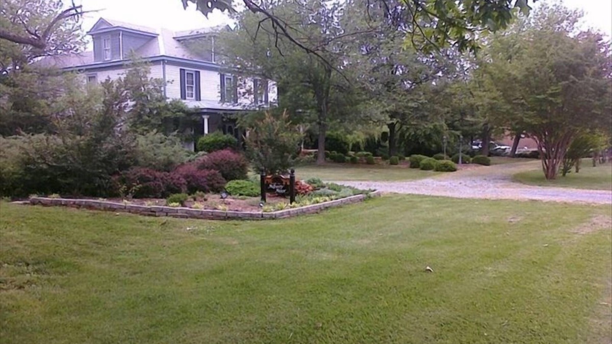 Concord House | 7 BR Manor - Add DIY Wedding 750 dollars, 7th night free ending on a weekday.