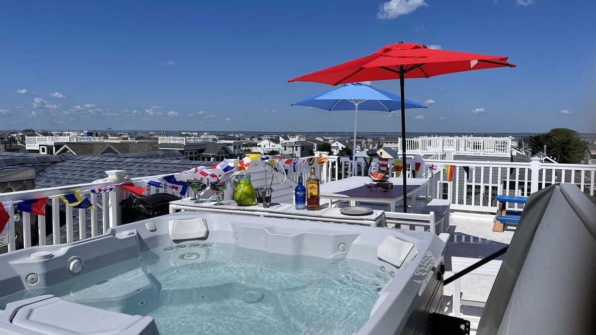 North Beach Haven House | 7 BRs w/Gourmet Kitchen & HotTub. Steps to Beach