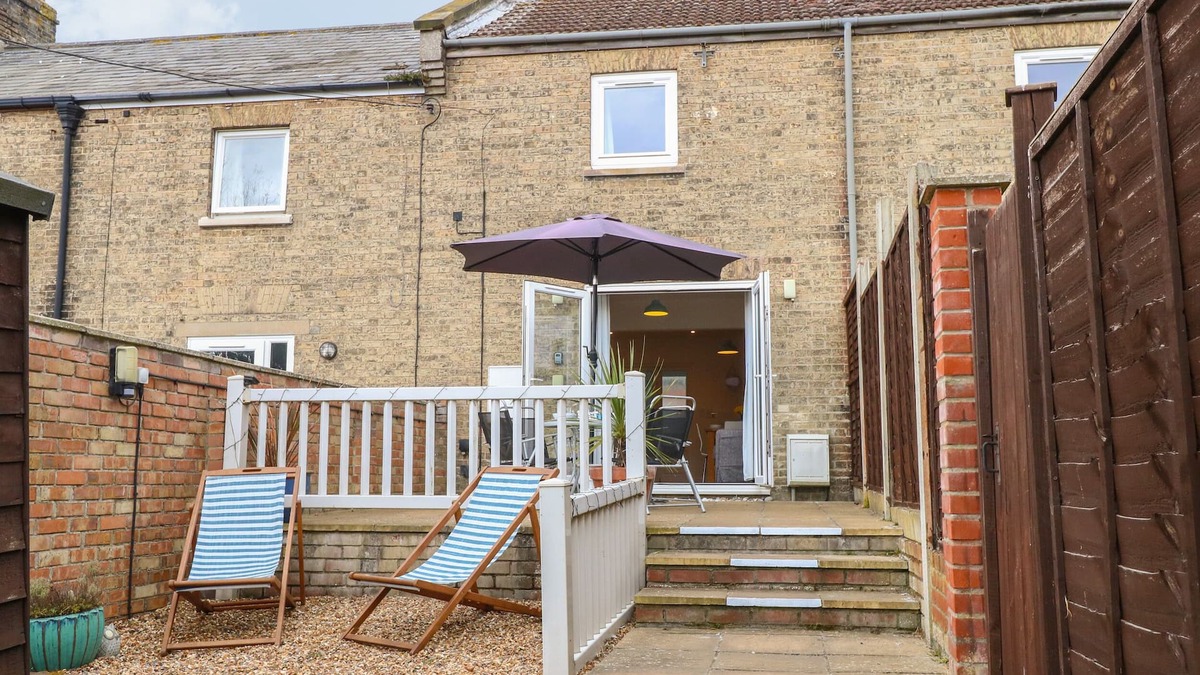 Kessingland Cottage | 7 COASTAL COTTAGES, pet friendly, with a garden in Kessingland