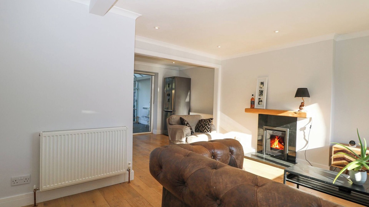 Arundel Cottage | 7 DALTONS PLACE, pet friendly, with open fire in Arundel