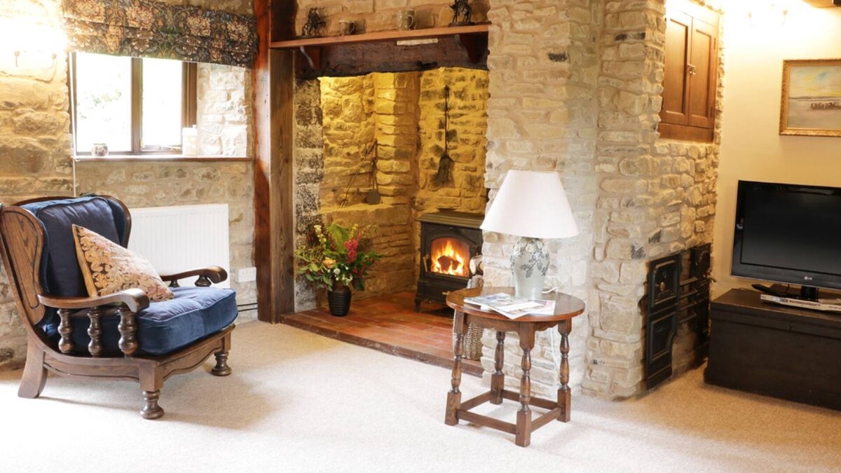 Wall-under-heywood Cottage | 7 GRETTON, romantic, character holiday cottage in Cardington