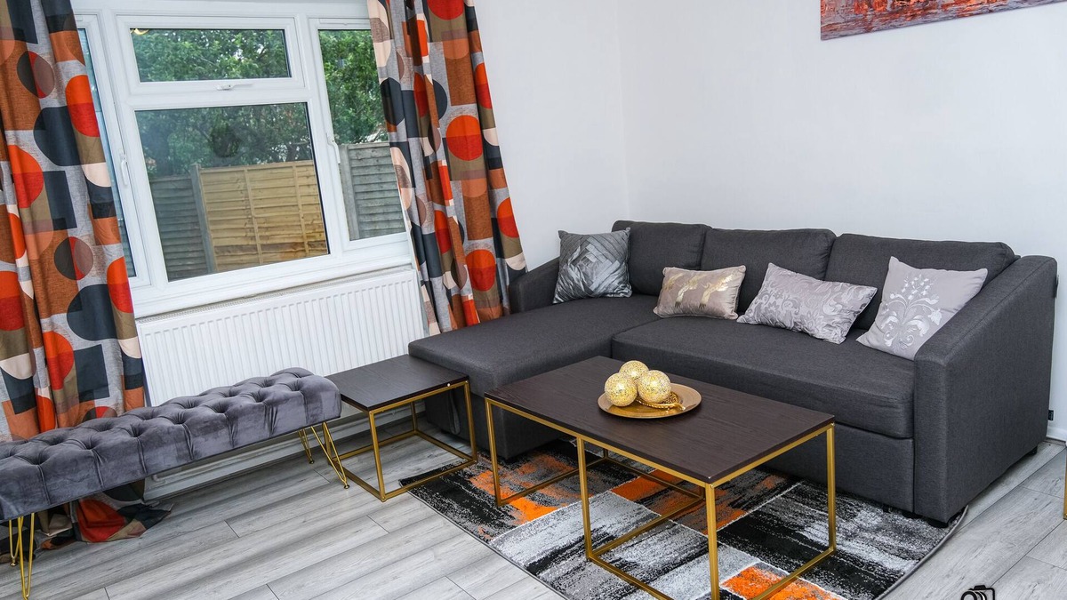 Walsall House | 7 Guests - 3 Bedrooms - Parking - Pet Friendly