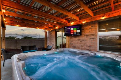 West San Antonio Villa | 7 mi Lackland BMT HotTub SeaWorld Bocce BIG CHESS