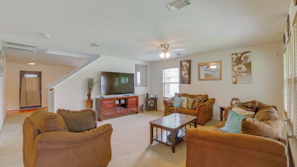 Baytown House | 7 Mi to Downtown Baytown: Spacious Home w/Yard