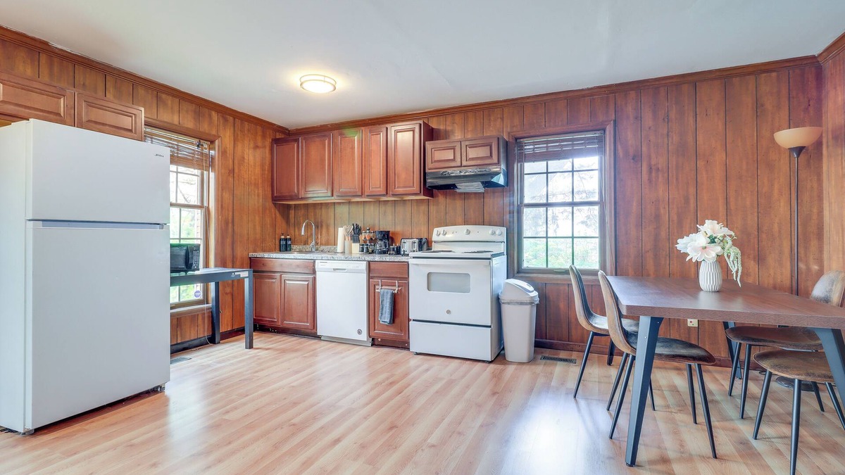 Bedford Apartment | 7 Mi to Downtown Toledo: Pet-friendly Apartment