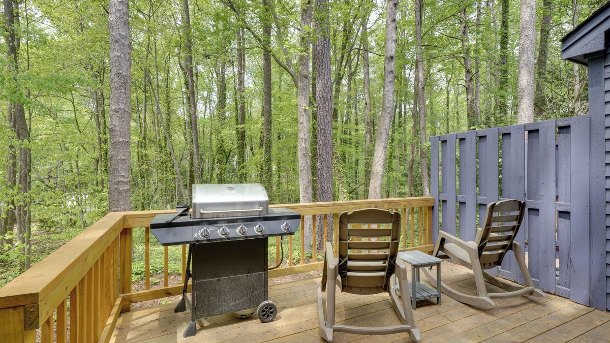 North Raleigh House | 7 Mi to Dtwn Raleigh: BBQ-Ready Townhome!