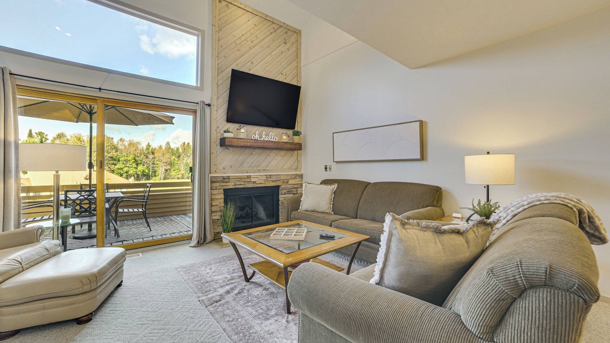 Harbor Springs Condo | 7 Mi to Dwtn - Family Condo in Harbor Springs!
