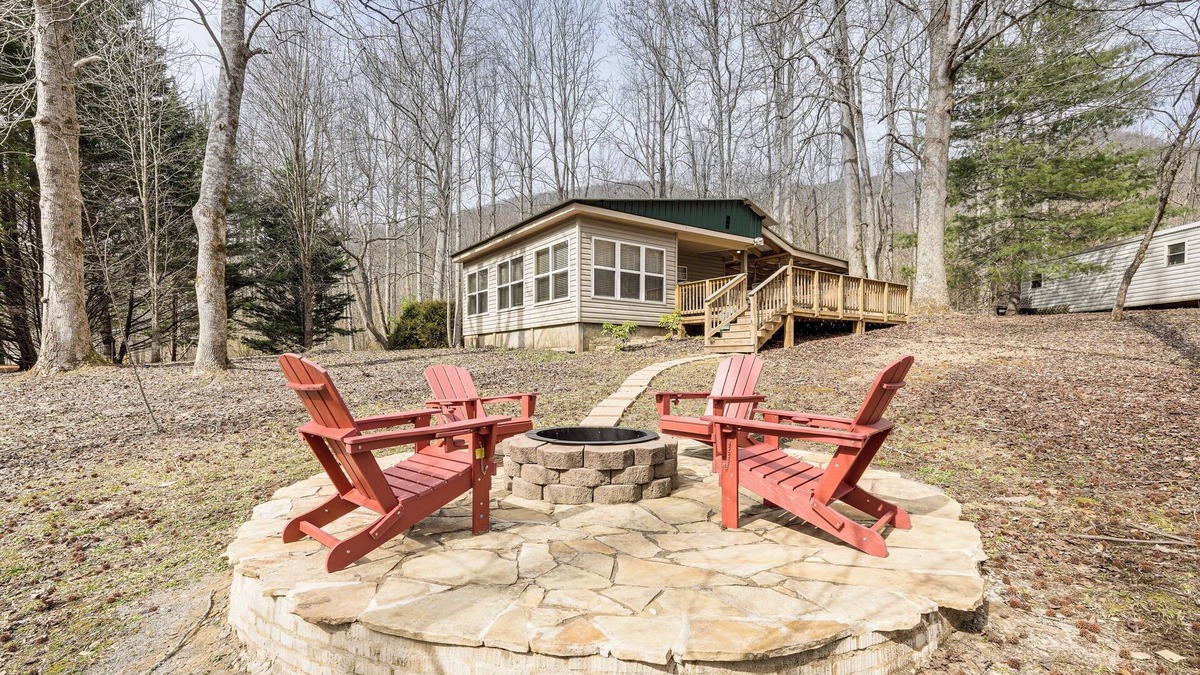 Hayesville Cabin | 7 Mi to Lake Chatuge: Creekside Cabin w/Decks!