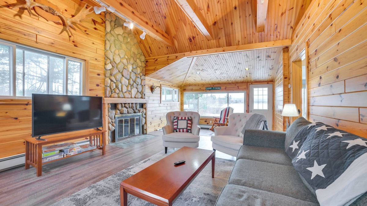 Petoskey Cottage | 7 Mi to Nubs Nob: Lakefront Abode w/Fire Pit!