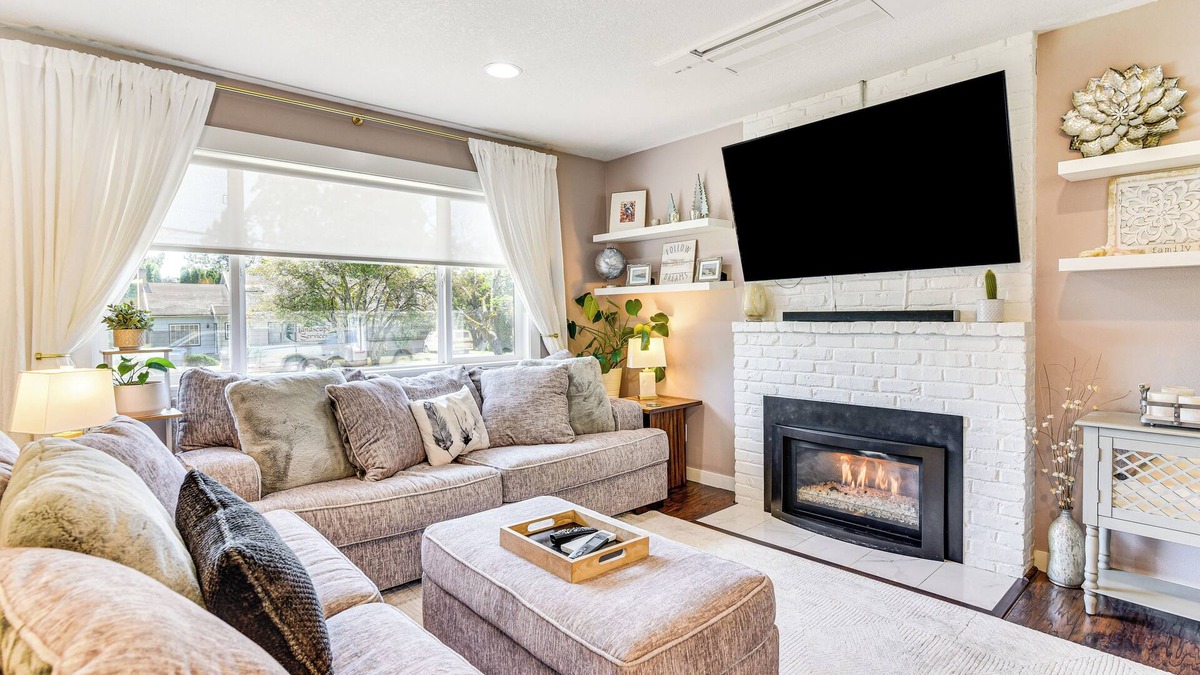 Ellsworth House | 7 Mi to Vancouver Waterfront: Sleek Home w/Yard!