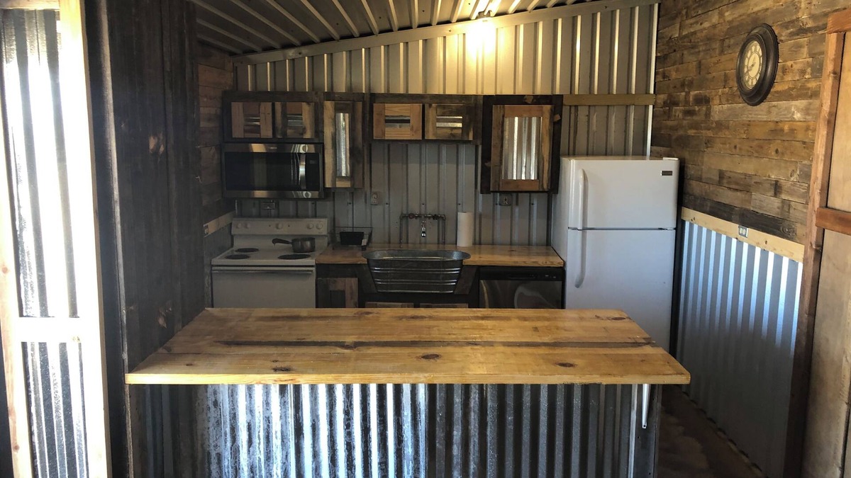 Dublin Cabin | 7 min from Stephenville. 2-2 Lodging with horse accommodations. Stalls, Turnouts