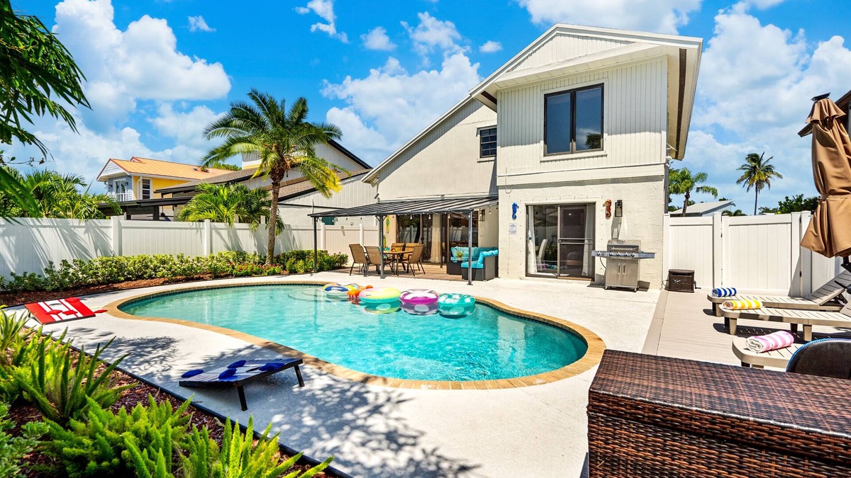 Delray Beach House | 7 min to Beach Family Retreat, Heated Pool, Walk to Shops, Dog Friendly