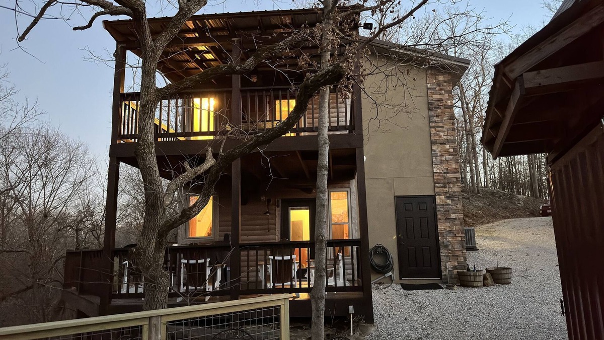 Bolivar House | 7 Min. to Downtown Bolivar- River Frontage-Remote & Relaxing, Kayaks & Hot Tub