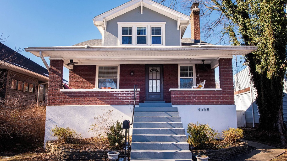 Beechmont House | 7 min to KY Derby-Sleeps 10! Fitness Room, Fully Fenced Yard