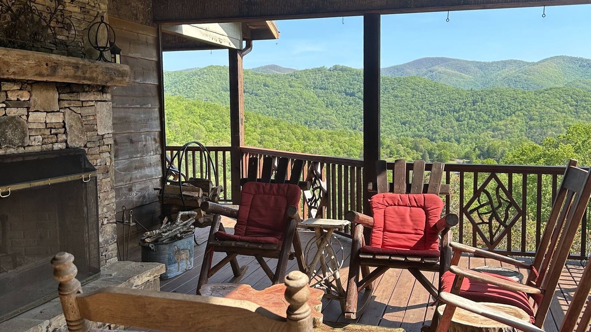 Hiawassee Ski Chalet | 7 Min To Lake! DON'T MISS THIS INCREDIBLE HOME THIS FALL!
