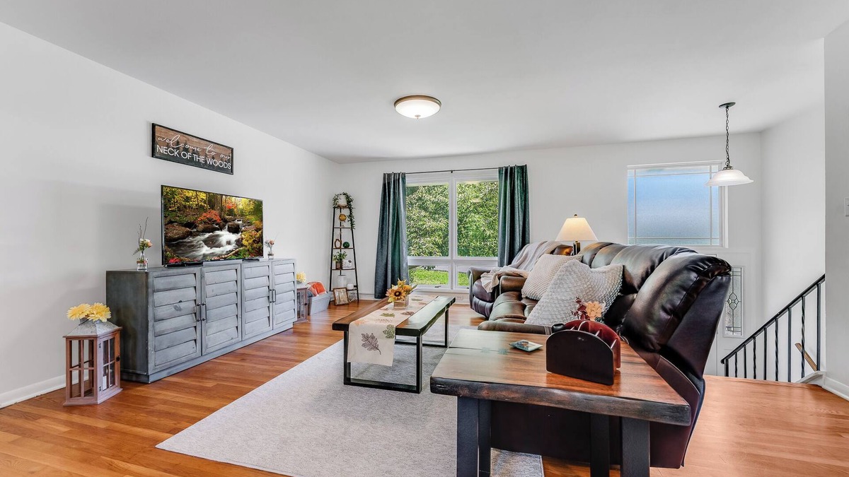Star City House | *7 Min to WVU*Private Deck*Game Room*Full Kitchen*W/D