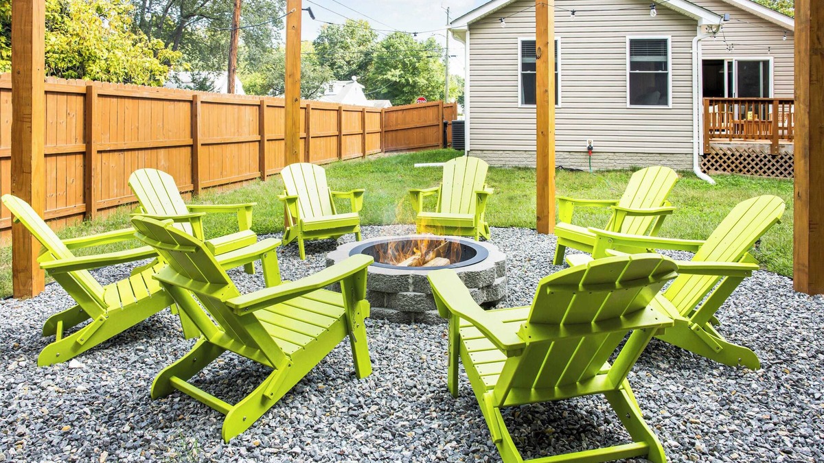 Issue House | 7 mins to the beach! Fire Pit, BBQ, Games, Fully Equipped Kitchen & Beach Gear
