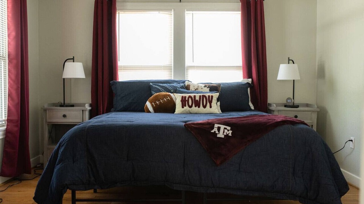 College Park House | 7 Minute Walk to Kyle Field - Charming Cottage
