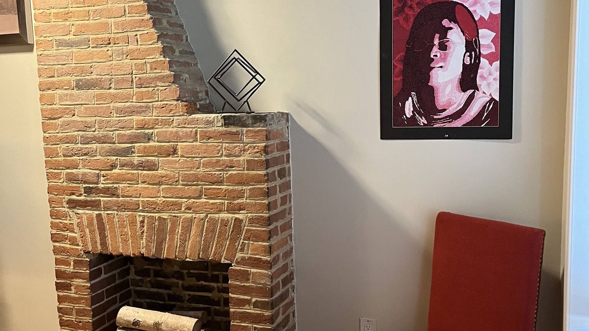 Downtown Baltimore House | 7 minutes from Baltimore Inner Harbor! Cozy & Chic Rowhome with a Fireplace!