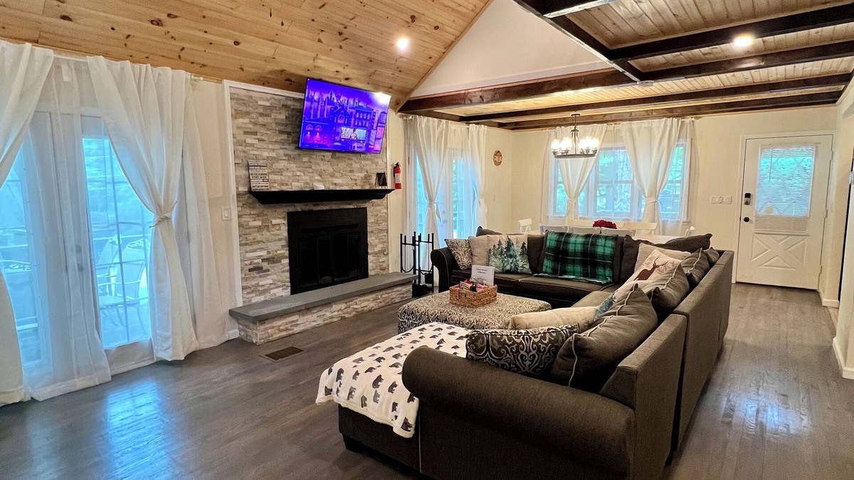 Lake Ariel Cabin | 7 minutes to the Lake/Beach! Spacious 4BR Cabin with game room, fire pit & deck