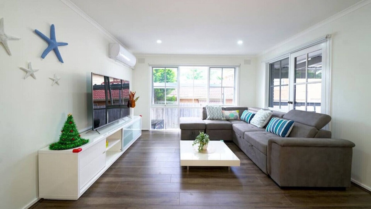 Frankston House | 7 Olinda Pl, Frankston Holiday House Staycation Summer Getaway