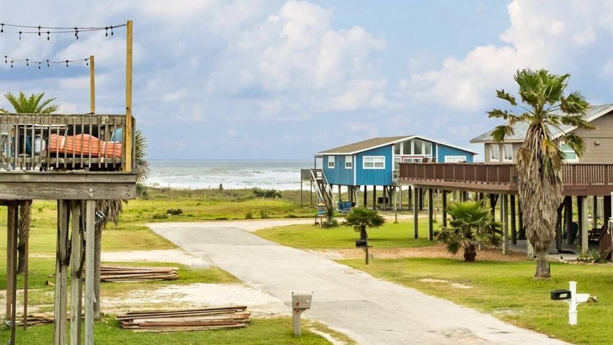 Surfside Beach House | 7 Palms Beach House Gated w/Grill Steps to Beach
