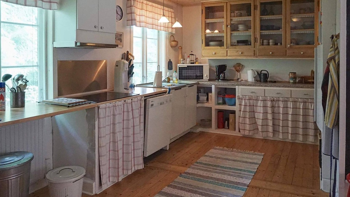 Roke House | 7 person holiday home in RÖKE