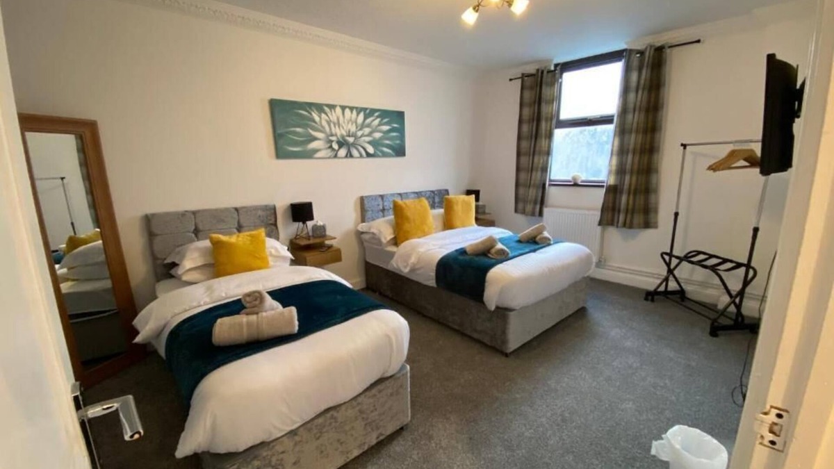 Cwmbrwla Apartment | 7 Person Home Flat w/Parking - Near Swansea Centre