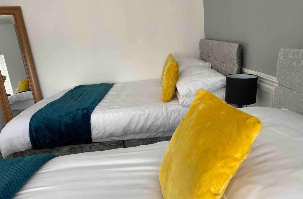 Cwmbrwla Apartment | 7 Person Home Flat w Parking - Near Swansea Centre