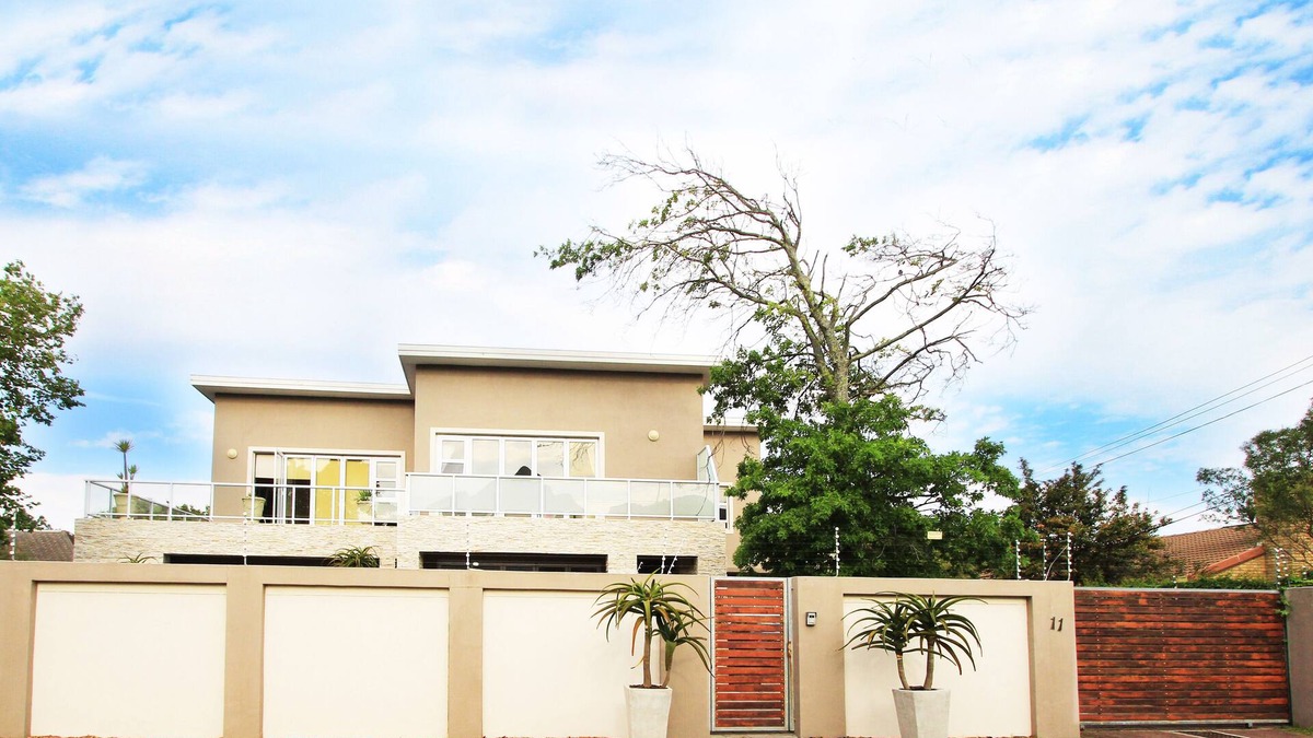 Rondebosch House | 7 Rooms, 8 bathrooms and parking for 9 cars