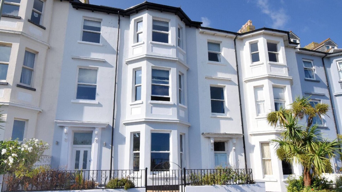 Seaton House | 7 SEAFIELD ROAD, pet friendly, with a garden in Seaton, Devon