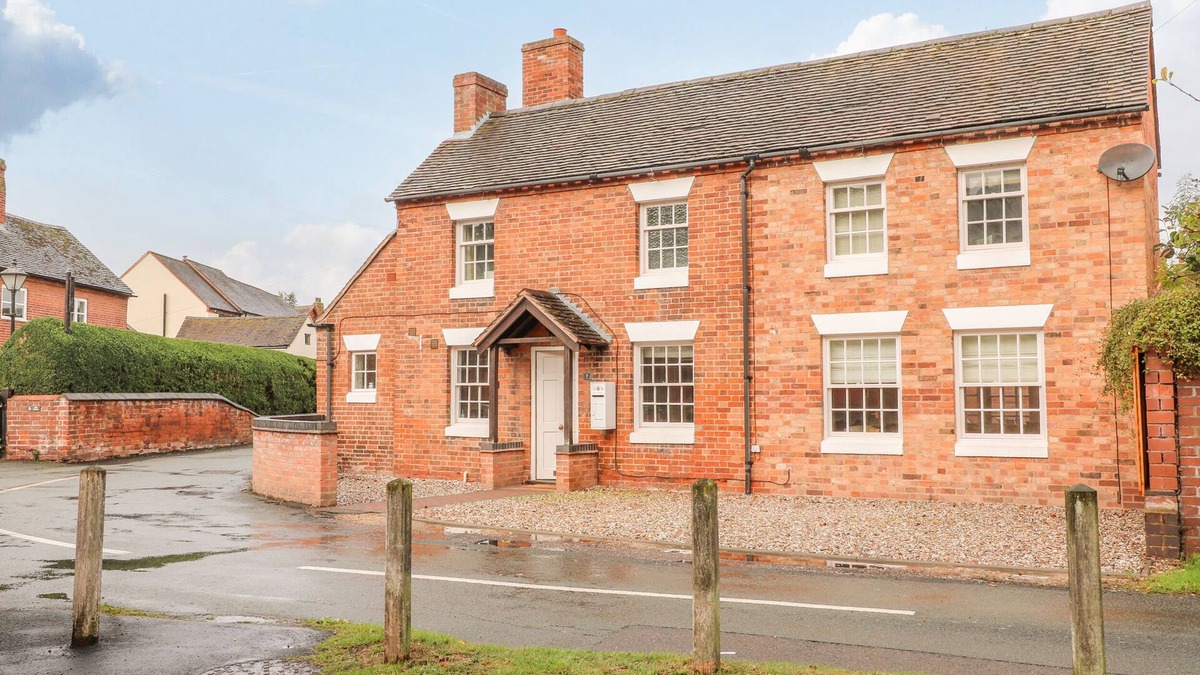 Lichfield Cottage | 7 THE GREEN, pet friendly in Whittington, Staffordshire