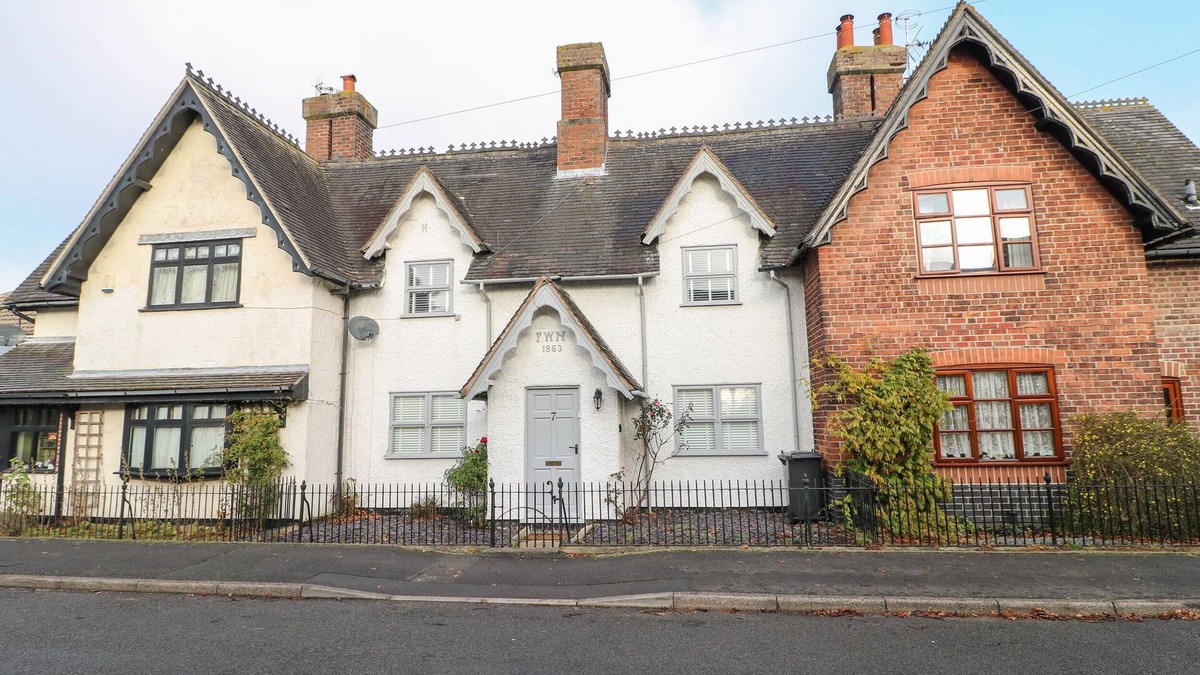 West Hallam Cottage | 7 THE VILLAGE, character holiday cottage in Stanley, Derbyshire