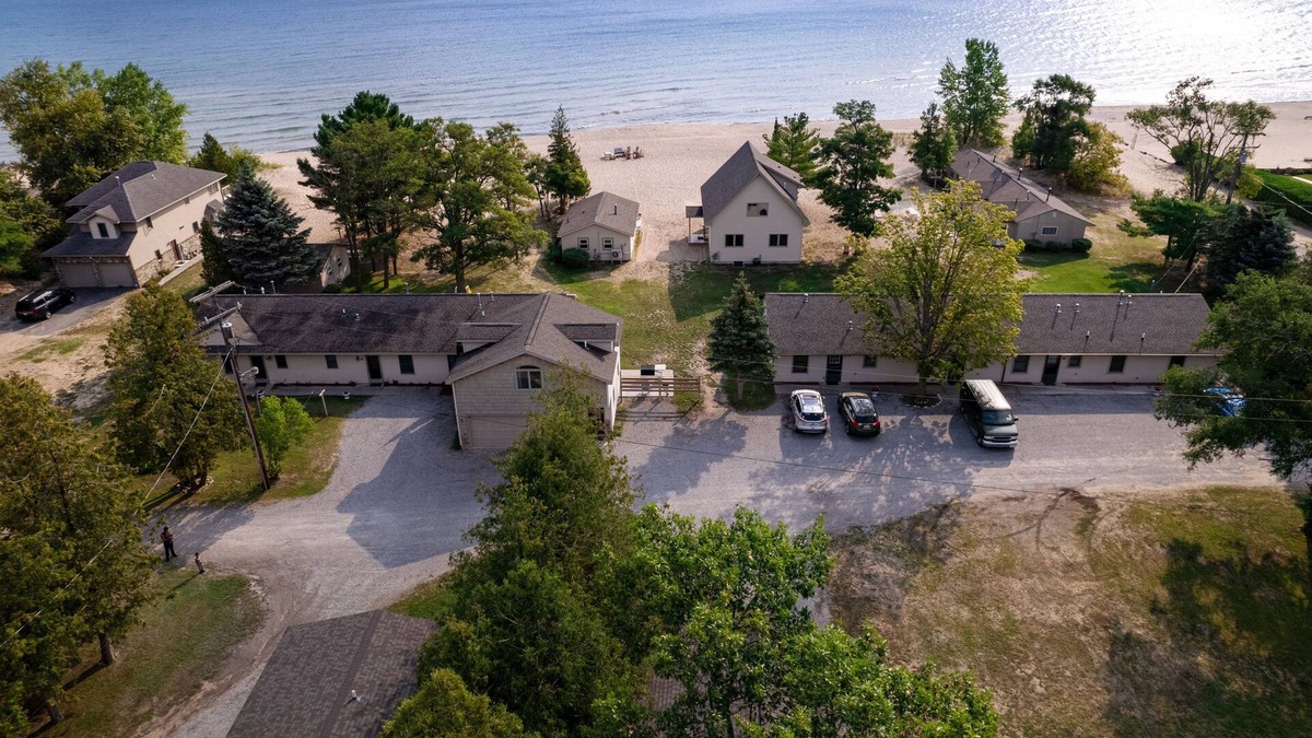 Oscoda Resort | #7 Thomas' Parkside Cottages, 2BR Beachfront on Lake Huron, downtown location
