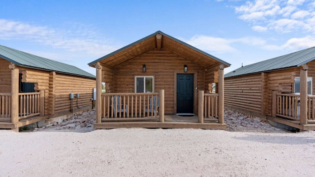 St. Charles Cabin | #7 Western Cabin, Newly Remodeled! AC! Sleeps 3!