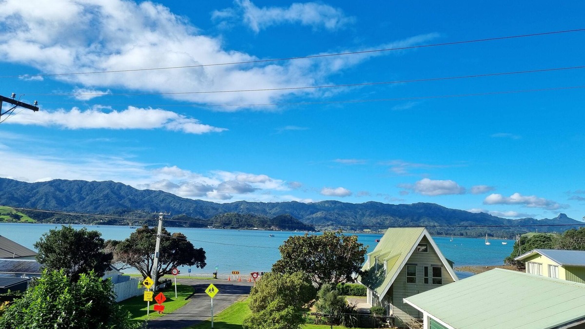 Coromandel House | 70 meters to Beach/Boat Ramps - Harbour Views/Internet/Smart TV's/Pet Friendly