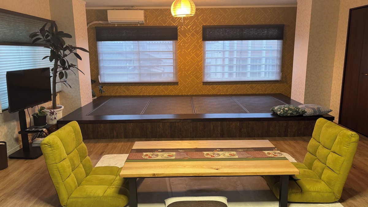 Tenokuchi-cho Apartment | 70 square meters in size with modern tatami mats. A spacious and open room with a harmony of traditional Japanese and Western styles.
