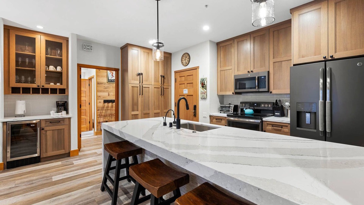 Olympic Valley Condo | 700 | Premium 2BD - King, Doubles, A/C + Pool