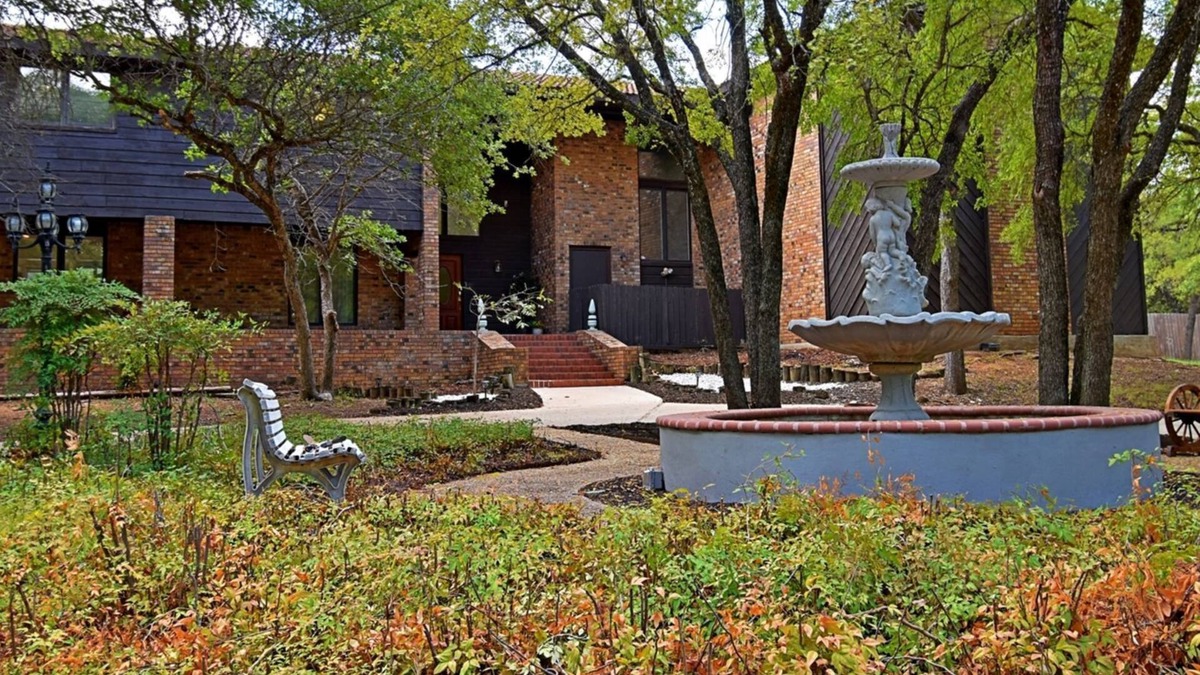 Copperas Cove House | 7000 sqft house on 5 acre with pool and indoor basketball/Raquetball court