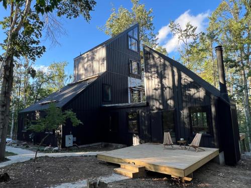 Michaywe House | 70s Retro Escape Hot Tub, Sauna & Arcade Games