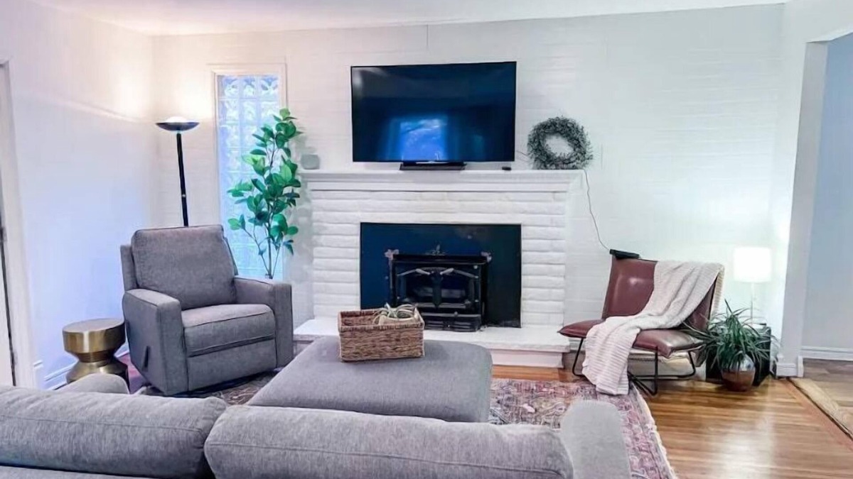 Kirkland House | 7406 WHOLE House (Including 7406A) · Convenient Kirkland Home w/Fenced Yard