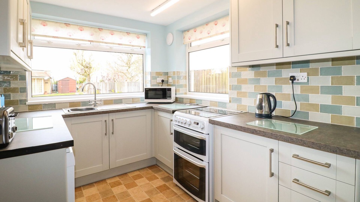 Ault Hucknall House | 75 MANSFIELD ROAD, pet friendly, with a garden in Chesterfield