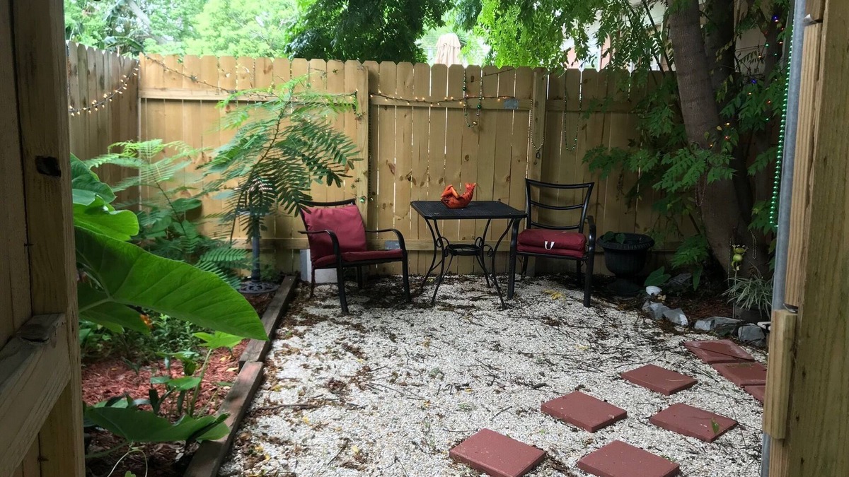 Kenner - Louis Armstrong International Airport Apartment | 750 a month-furnished Kenner private 3 room studio, small yard, private, & safe!