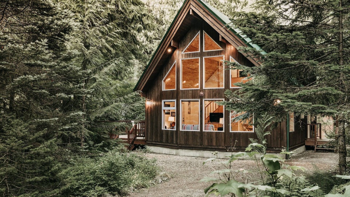 Glacier Cabin | 75SL - 2-Bdrm - Loft - Sleeps 6 - WIFI - Pets Ok