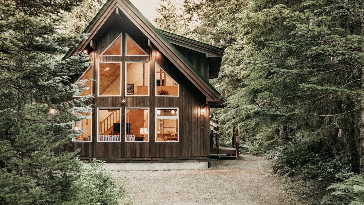 Glacier Cabin | 75SL - WiFi - BBQ - Pets Ok - Sleeps 6 by RedAwning