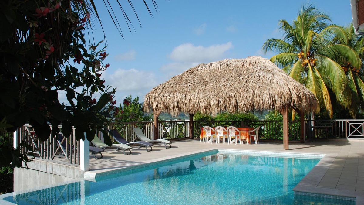 Le Robert House | 76m2 apartment on one level, large infinity pool, sea view, garden