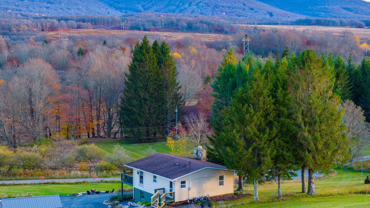 Davis House | 77 in Canaan. Big views. Night skies. Quiet comfort. Dogs, EV, kids13+ welcome.