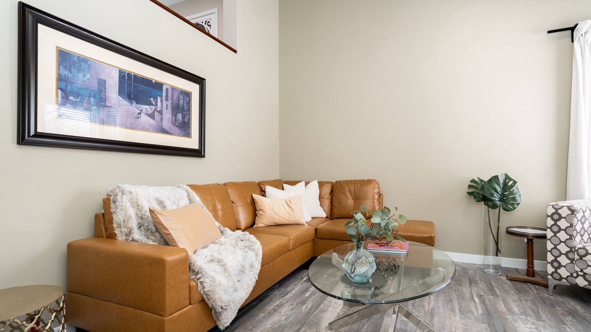 Fort Gary House | (7A)Elegant and Relaxing 2BR 2BA Suite with King and Queen Beds