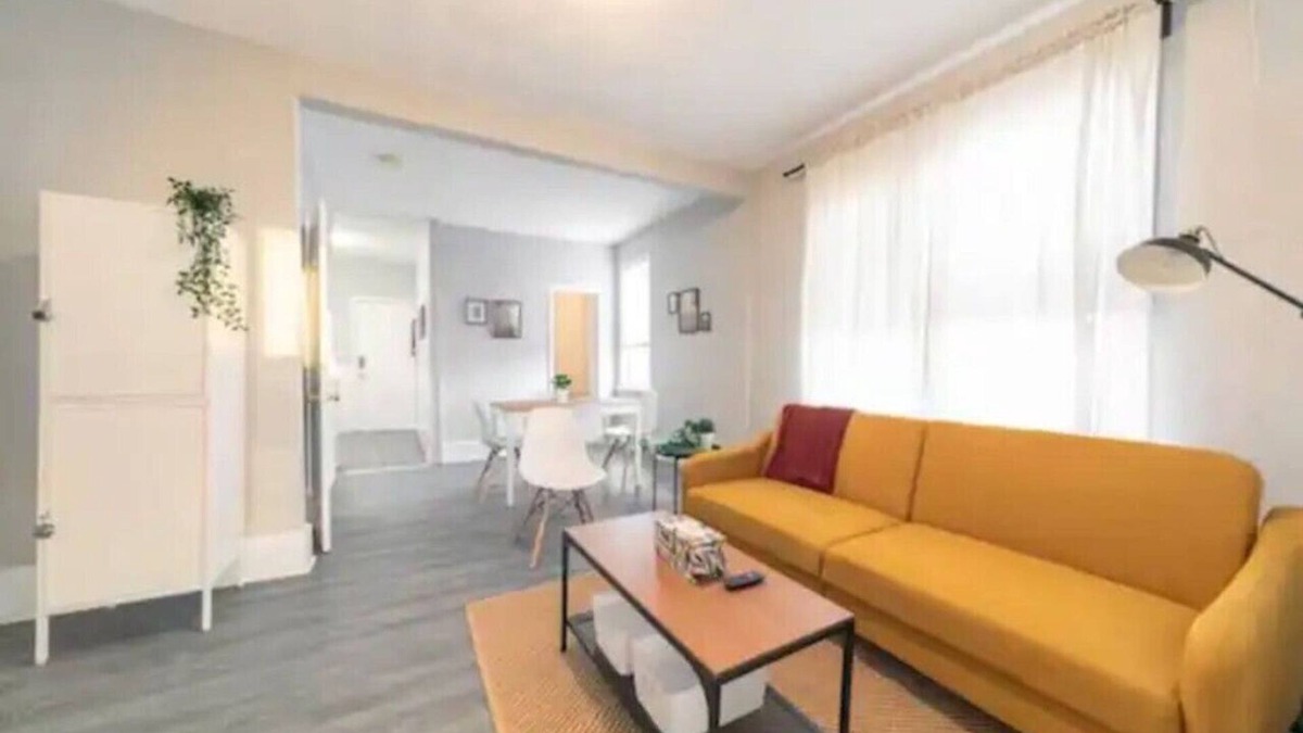 South Central House | 7Bd Spacious Home in Walkerville With Parking